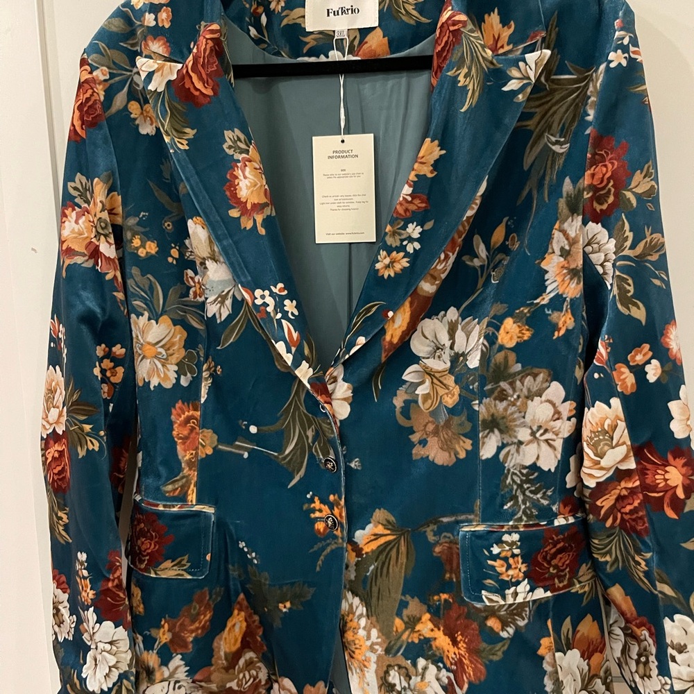 Velvet Blazer floral design Futario. Fitted. Not a true 3xl. Beautiful